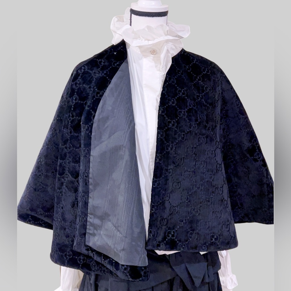 ❌SOLD❌100% Authentic Gucci GG Logo Black Velvet Cape Poncho One Size - Picture 6 of 16
